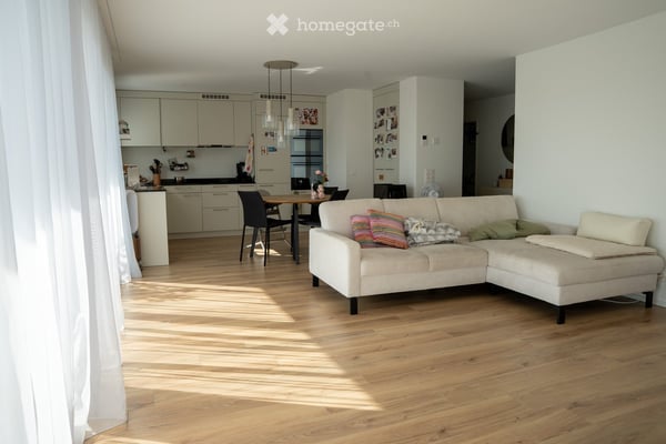 Moderne 4½-Zimmer-Wohnung mit Gartenteil, Terrasse und Bergsicht 2