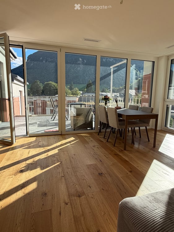 Helle 2.5-Zimmer-Dachwohnung mit 360° Bergpanorama und Terrasse