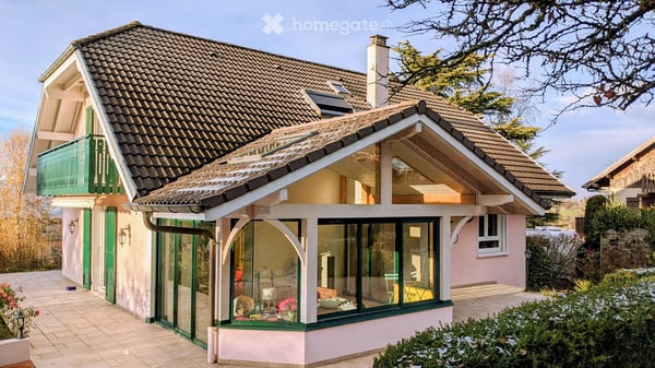 Maison spacieuse (180m2) et rénovée, avec vue sur le Jura. 1