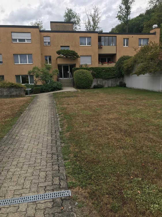 Grosszügige 1.5 Zimmer-Wohnung am Fusse der Felsenegg 2