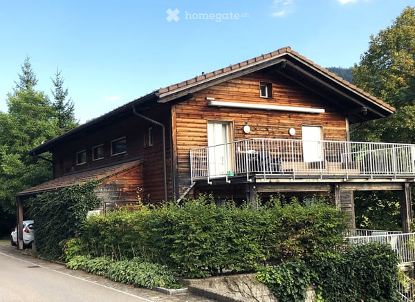 Helle 3 ½ Zimmer Wohnung mit grosser Terrasse und Weitblick in Sattel