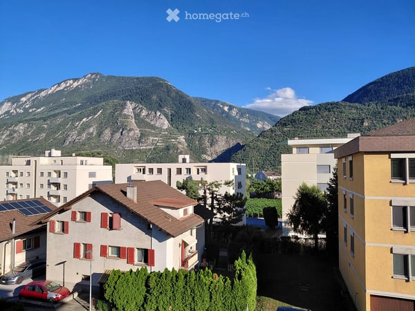 Appartement 2,5 pièces lumineux avec balcon et vue dégagée à Sierre 1