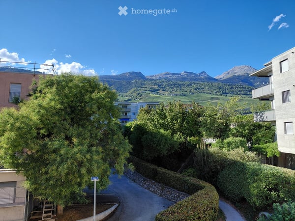 Appartement 2,5 pièces lumineux avec balcon et vue dégagée à Sierre 2
