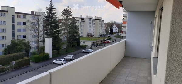 Helle 4.5-Zimmer-Wohnung mit Balkon und schöner Aussicht in Zürich-Seebach 3
