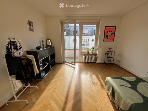 Sonnendurchflutete 2-Zimmer-Wohnung mit grossem Balkon im Iselin Quartier 4