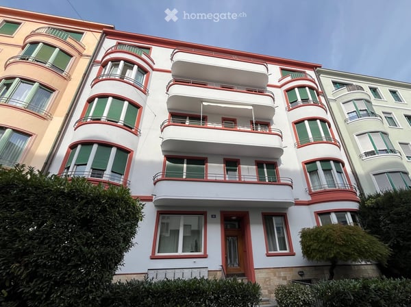 Sonnendurchflutete 2-Zimmer-Wohnung mit grossem Balkon im Iselin Quartier 5