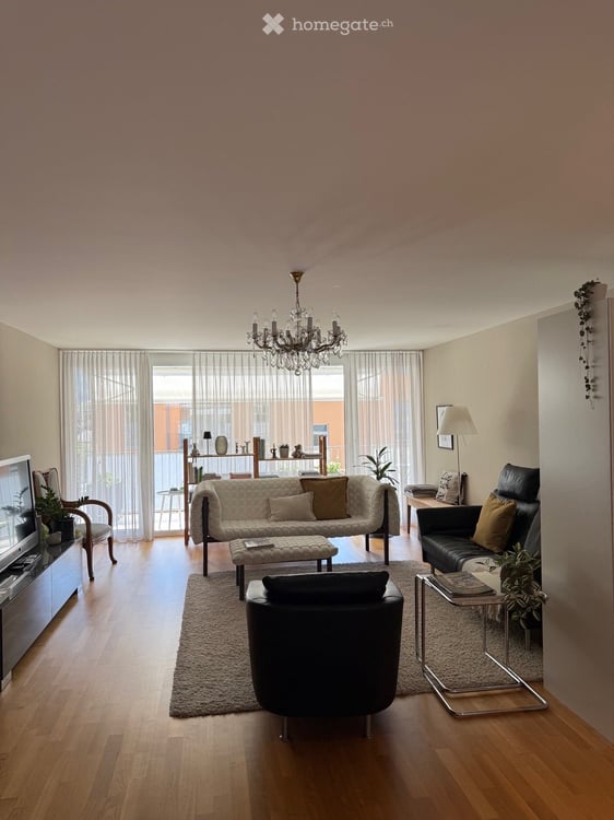 Wohnen mit Weitblick: Grosszügige 4.5-Zimmer-Wohnung mit zwei Balkonen in Glarus 6