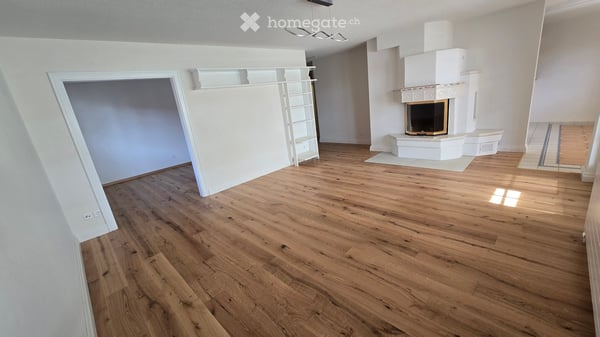 Grosszügige 4.5-Zimmer-Wohnung mit Cheminée, neuem Parkett und verglastem Balkon in Bülach 2