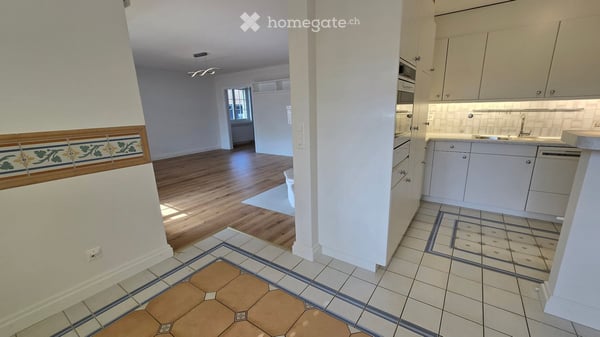 Grosszügige 4.5-Zimmer-Wohnung mit Cheminée, neuem Parkett und verglastem Balkon in Bülach 6