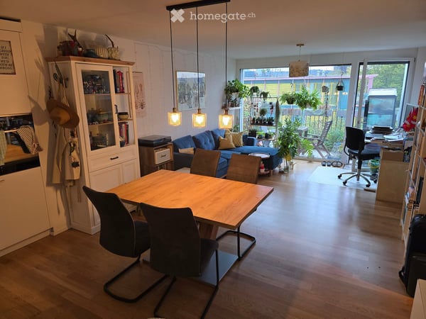 Helle und ruhige 2.5-Zimmerwohnung mit Blick ins Grüne in Zürich Seebach
