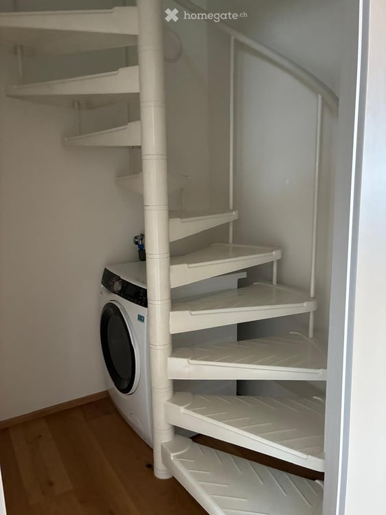 Erstvermietung nach Renovation 3 - Zimmer DG-Wohnung, Nähe Waffenplatz 8
