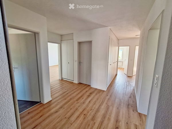 Frisch renovierte 5.5-Zimmer-Wohnung mit Weitblick, Balkon und Garten in Rudolfstetten 3
