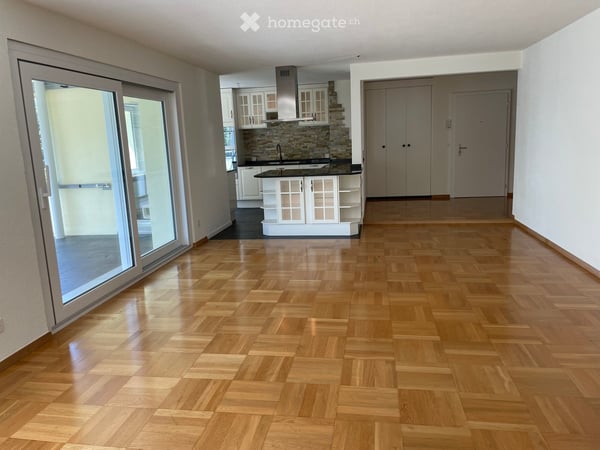 Grosszügige 4.5-Zimmer-Wohnung, verglaster Balkon, 2 Parkplätzen, ein Katzensprung vom Waldrand 3