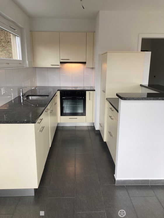 Moderne, helle 3.5-Zimmer-Wohnung mit Balkon in Biel (Bözingen) 3