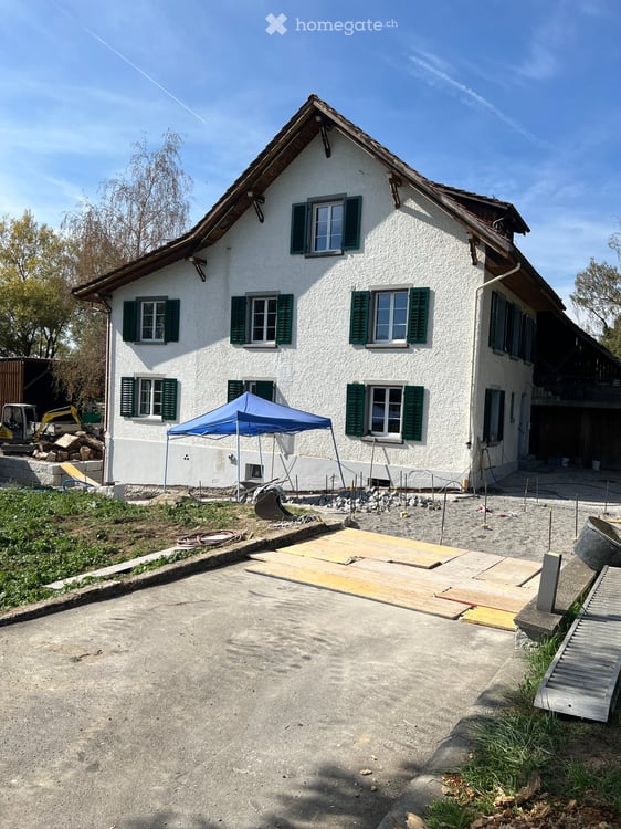 Neu renovierte 3.5-Zimmerwohnung in charmantem Bauernhaus im Grünen