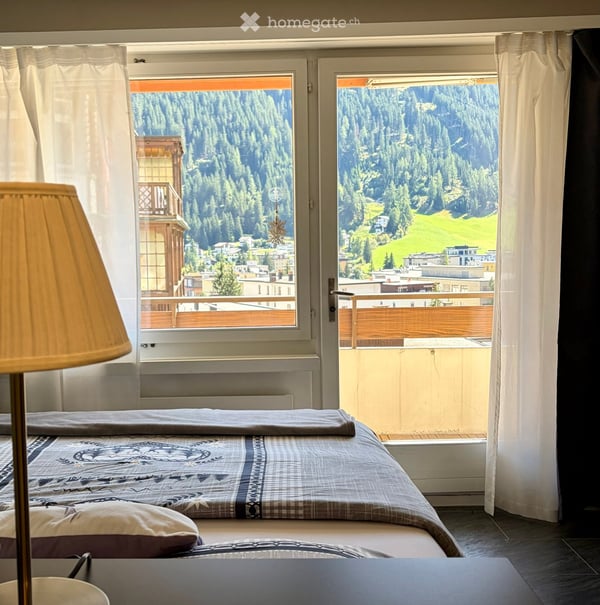 Stilvolle 1½ -Zimmer-Wohnung (mit angrenzender 1½ -Zwg kombinierbar) an der Promenade in Davos Platz 4