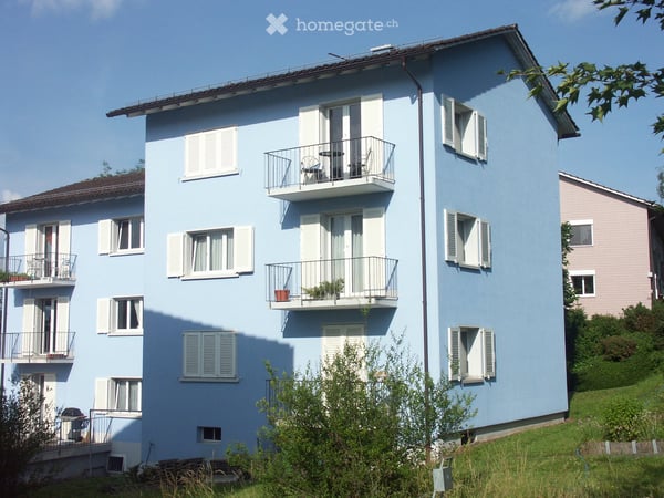 Helle, ruhige 3 Zimmer-Wohnung. Balkon, Bächlein und Parkplatz inklusiv