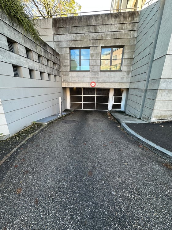 Parking intérieur proche de la gare de Nyon **Adapté aux véhicules électriques** 3