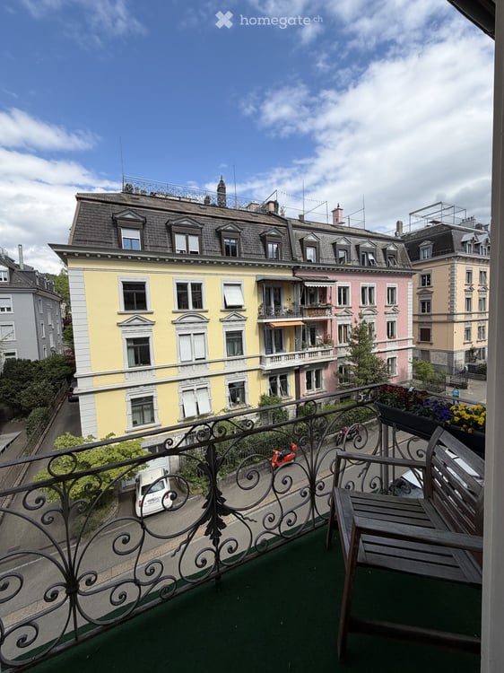 Grosszügige, lichtdurchflutete 3.5 Zimmerwohnung mit zwei Balkonen in Hottingen 5