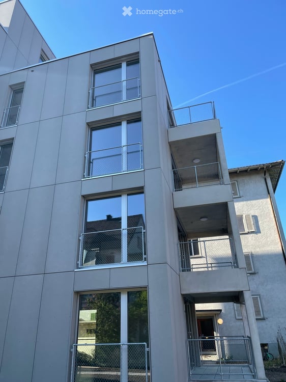 Neuwertige 3.5-Zimmer-Wohnung mit Balkon, optionalem Tiefgaragenplatz und bester ÖV-Anbindung