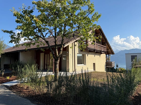 Charmantes Reiheneckhaus mit See- und Bergsicht in Meggen 2