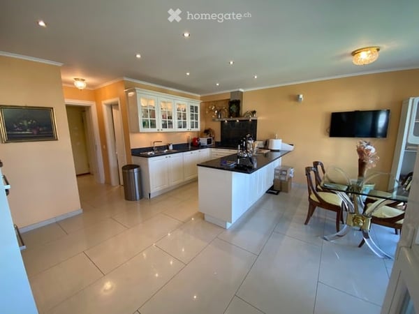 Elegante appartamento con vista aperta e piscina 6