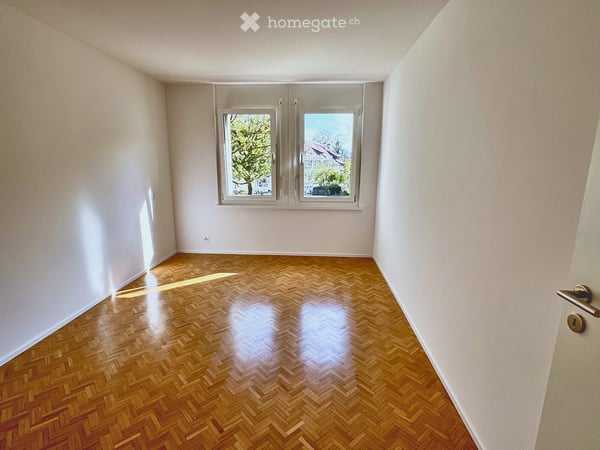 Frisch renovierte 4.5-Zimmer-Wohnung mit Cheminée, Balkon und eigener Waschküche 11