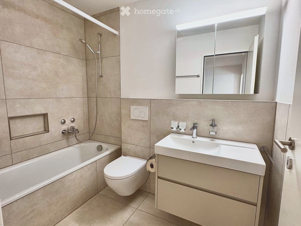 Frisch renovierte 4.5-Zimmer-Wohnung mit Cheminée, Balkon und eigener Waschküche 8