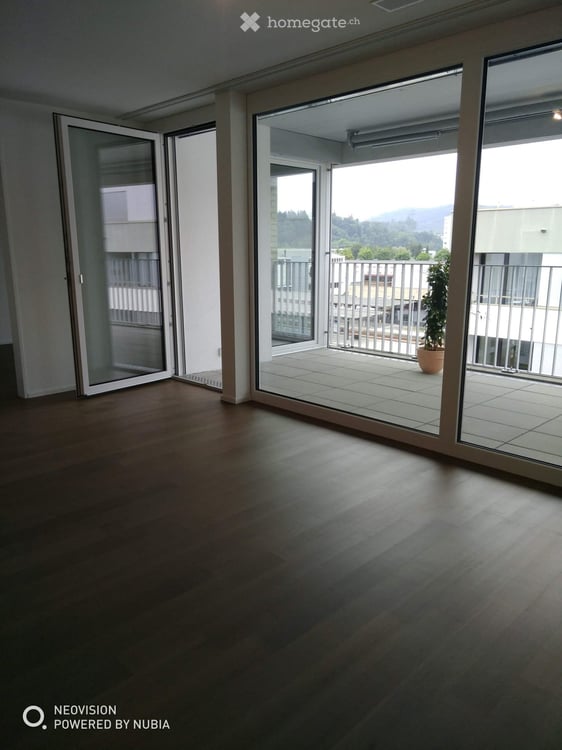 Traumhafte 3.5-Zimmer-Attikawohnung mit grosser Loggia & Terrasse direkt am Bahnhof in Suhr