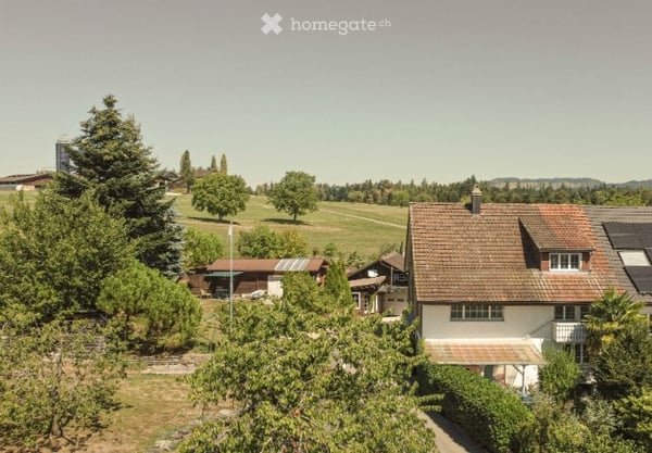 Zweifamilienhaus mit Nebengebäude, Gemeinde Bubikon