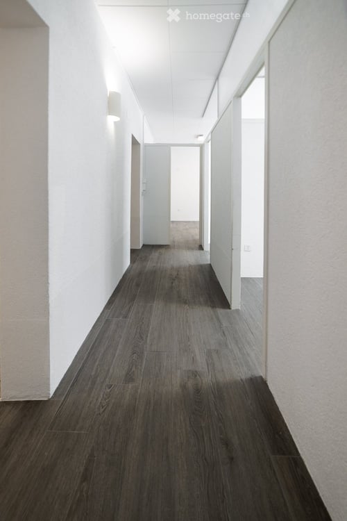 Très beau local commercial rénové de 95 m² au rez 9