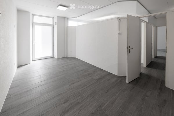 Très beau local commercial rénové de 95 m² au rez 5