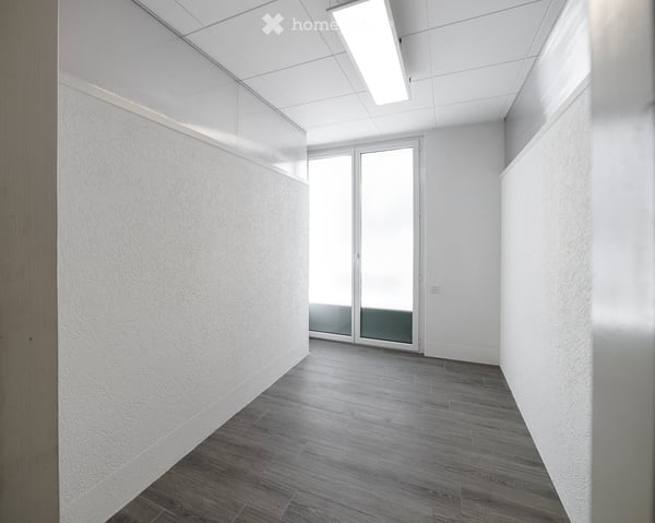 Très beau local commercial rénové de 95 m² au rez 6