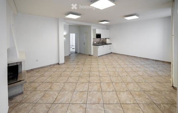 Très beau local commercial rénové de 95 m² au rez 3