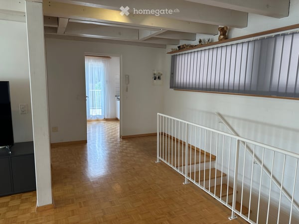 Helle 3 ½ Zimmer Wohnung mit grosser Terrasse und Weitblick in Sattel 12