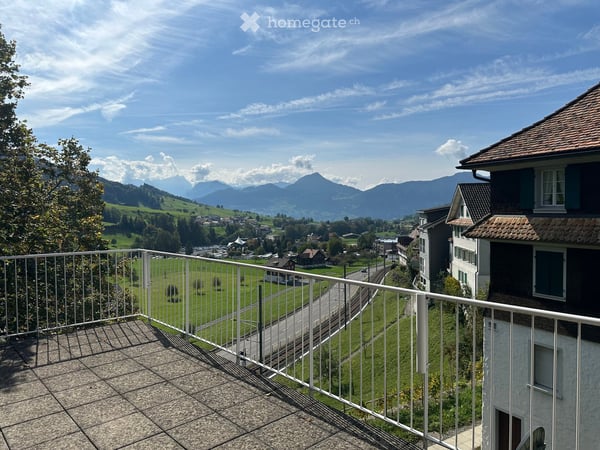 Helle 3 ½ Zimmer Wohnung mit grosser Terrasse und Weitblick in Sattel 13
