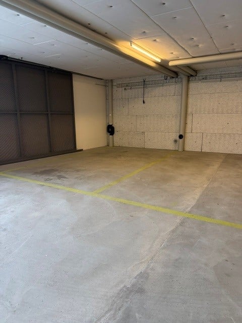 {"visible_features": ["Garage"], "type": "Garage", "objects": [], "description": "Empty garage with concrete floor, fluorescent lighting, and a metal door.", "localized_descriptions": {"EN": "Empty garage with concrete floor, fluorescent lighting, and a m