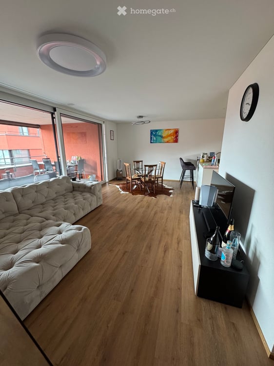Charmante 2.5-Zimmer-Wohnung mit grosser Terrasse und Garagenparkplatz
