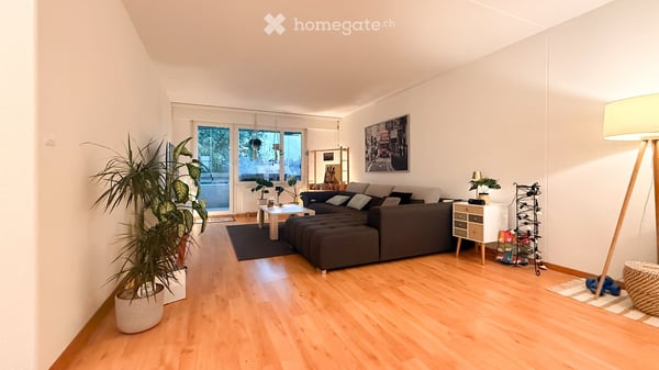 Helle 5-Zi-Wohnung angrenzend an Landwirtschaftszone mit verglastem Balkon in Mönchaltorf 3