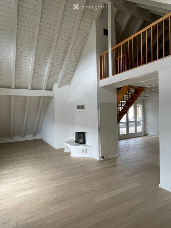 Grosszügige 6.5 Zimmer Dachwohnung im sonnigen und ruhigen Brütten 2