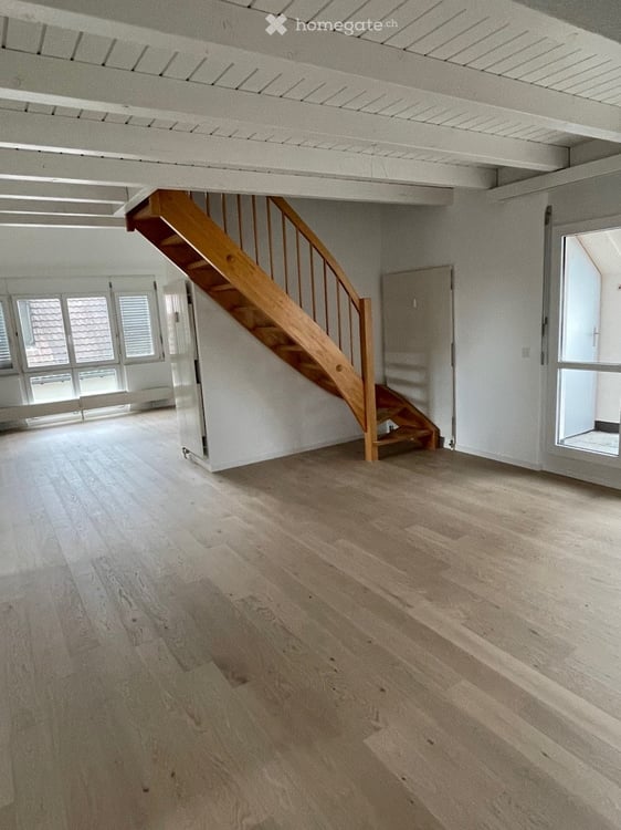 Grosszügige 6.5 Zimmer Dachwohnung im sonnigen und ruhigen Brütten 3