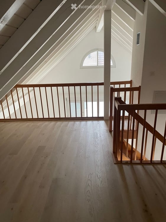 Grosszügige 6.5 Zimmer Dachwohnung im sonnigen und ruhigen Brütten 6
