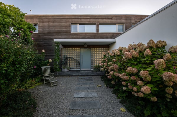 Grosszügiges 7.5-Zimmer-Einfamilienhaus mit Naturpool – Ihr neues Zuhause an bester Lage in Seuzach 3