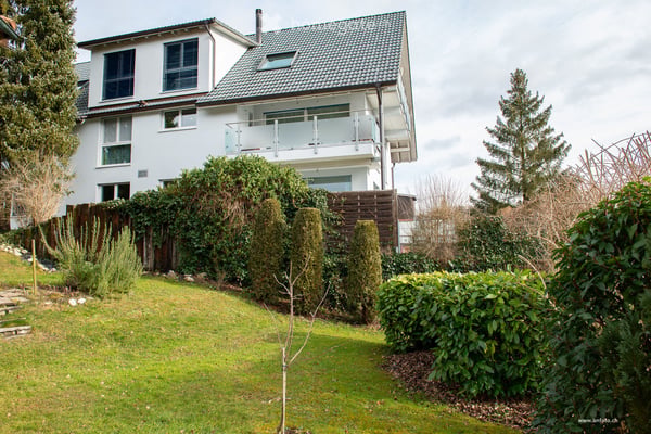 Lichtdurchflutete Wohnung mit Aussicht in alle 4 Himmelsrichtungen, in 3- Familienhaus