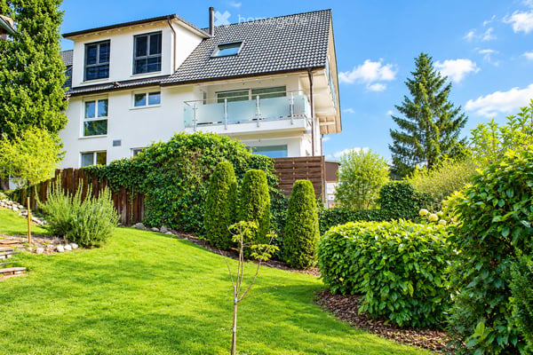 Lichtdurchflutete Wohnung mit Aussicht in alle 4 Himmelsrichtungen, in 3- Familienhaus