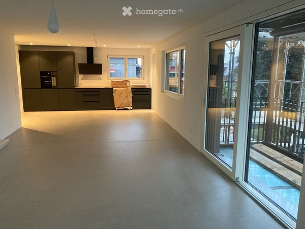 Modern 3.5-Room Apartment with Mountain Views, Balcony & Shared Garden 4