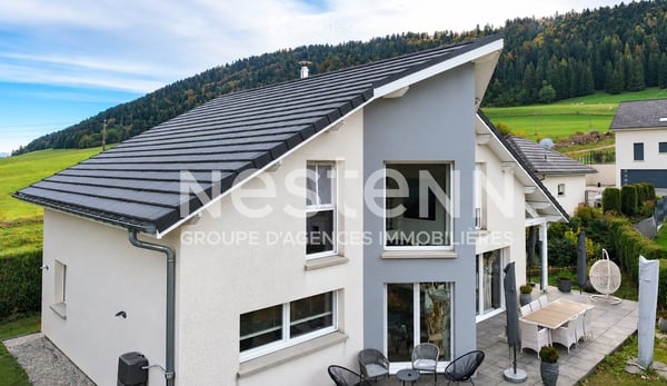 EXCLUSIVITÉ aux Verrières-de-Joux : Élégante maison contemporaine, prestations soignées !
