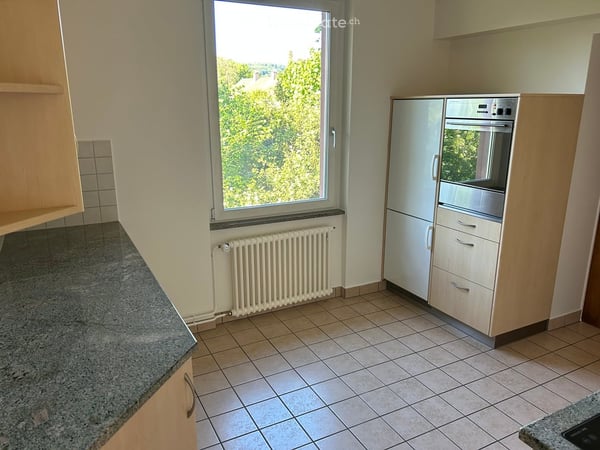 Grosse 4.5-Zimmer-Wohnung mit schönem Garten und Swimming-Pool 8