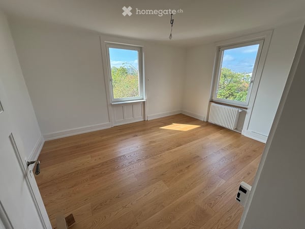Grosse 4.5-Zimmer-Wohnung mit schönem Garten und Swimming-Pool 4