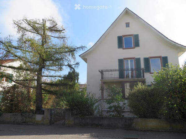 Grosse 4.5-Zimmer-Wohnung mit schönem Garten und Swimming-Pool